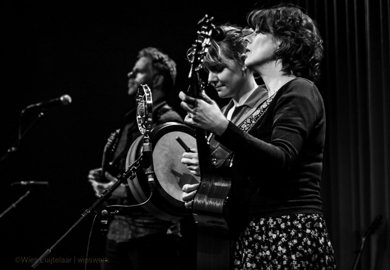 The Lasses, folk in hemelse samenzang.