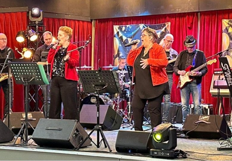 Gezellige dansmiddag met live muziek van So What
