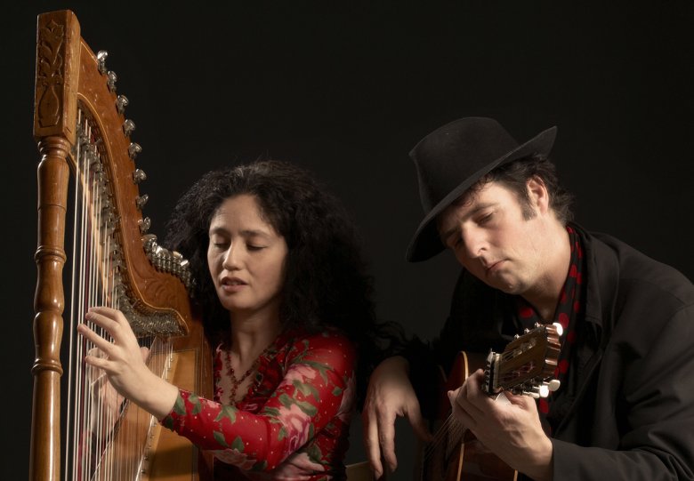 Harp gitaar duo Claudia y Manito in Protestants kerkje Stevensweert
