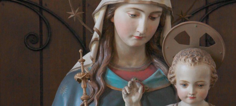 Prachtige Lourdes grot in portaal Heiligenbeeldenmuseum