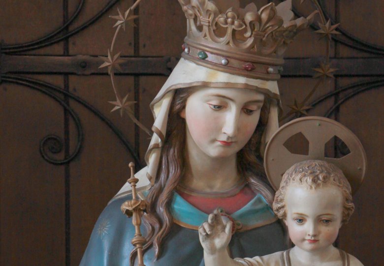 Prachtige Lourdes grot in portaal Heiligenbeeldenmuseum