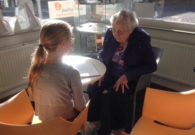 Voorleesmaatjes: kinderen lezen ouderen voor