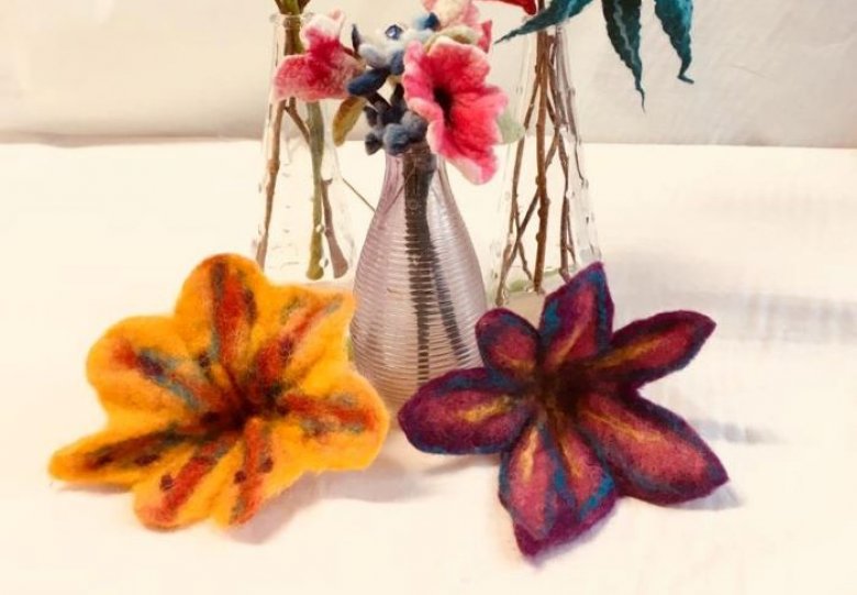 Van wol vilt maken; bloem of vlinder