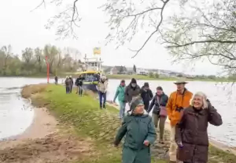 Varen en wandelen in de avond naar de Jufferswaard