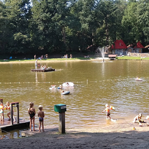 De_Vrijetijdkrant_buitenzwemmen_in_Salland_Natuurlijk_Heidepark_in_Lemelerveld