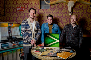 De_Vrijetijdkrant_de_tien_beste_nummers_in_het_dialect_op_de_Achterhoekse_LP_fotograaf_Tanja_Wilke